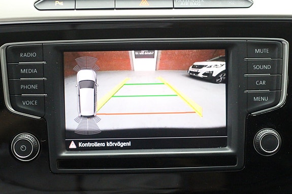 Volkswagen Passat 10 of 16