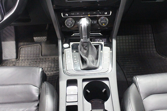 Volkswagen Passat 12 of 16