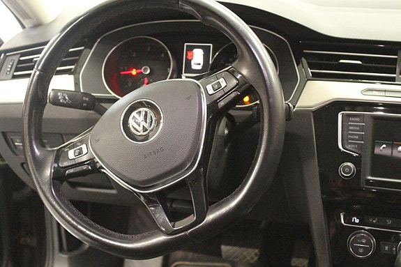 Volkswagen Passat 13 of 16