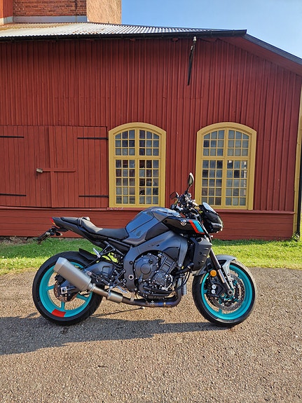 Yamaha MT-10 2 of 7