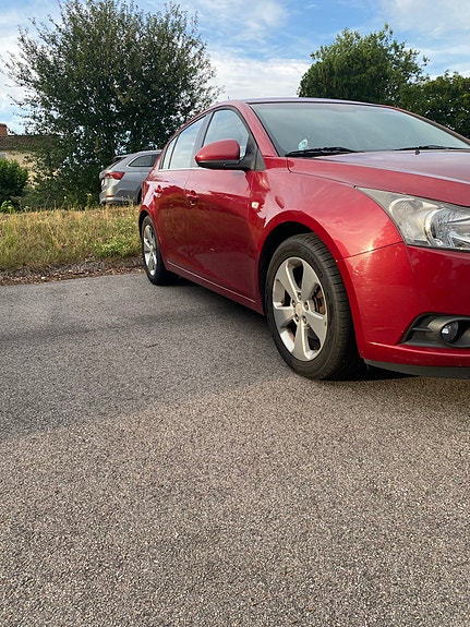 Chevrolet Cruze 2 of 5