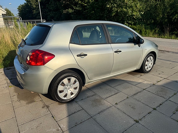 Toyota Auris 2 of 8