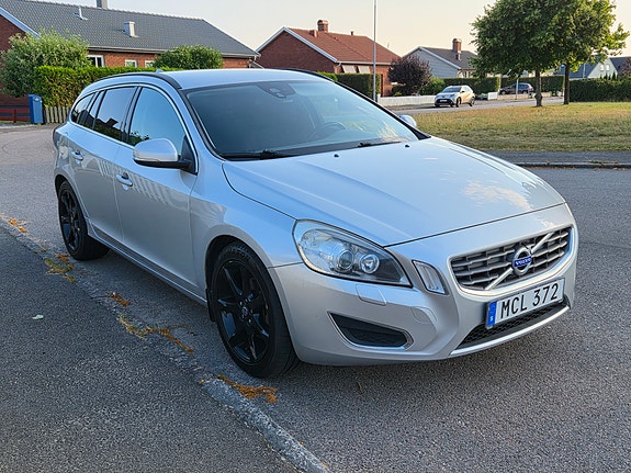 Volvo V60 2 of 5