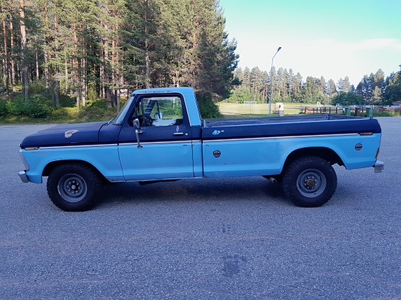 Ford F-350 4 of 5