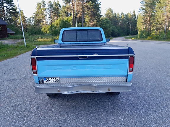 Ford F-350 2 of 5