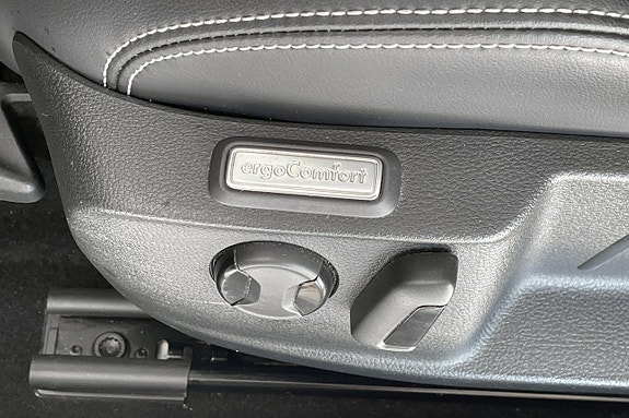 Volkswagen Passat 22 of 30