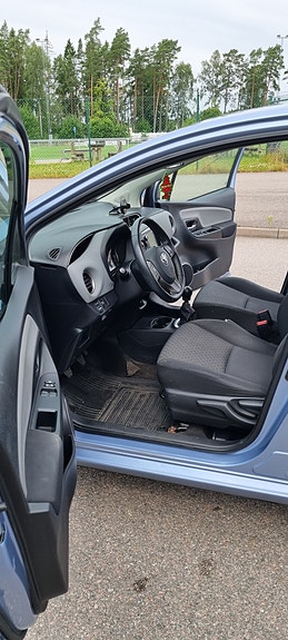 Toyota Yaris 12 of 30