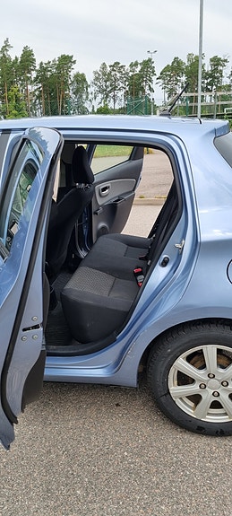 Toyota Yaris 14 of 30
