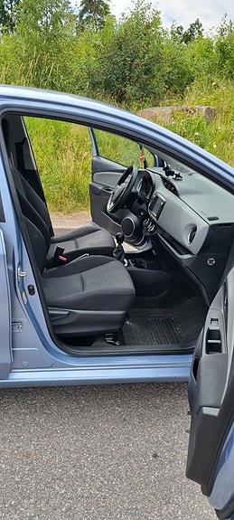 Toyota Yaris 11 of 30