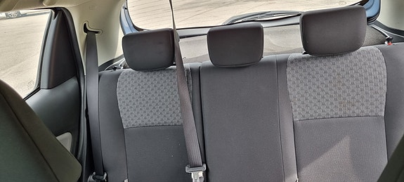 Toyota Yaris 10 of 30