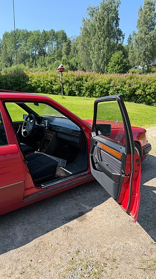 Mercedes-Benz 200 E 4 of 5