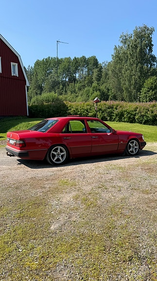Mercedes-Benz 200 E 2 of 5