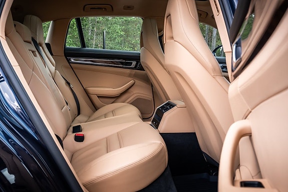 Porsche Panamera 4S 18 of 30