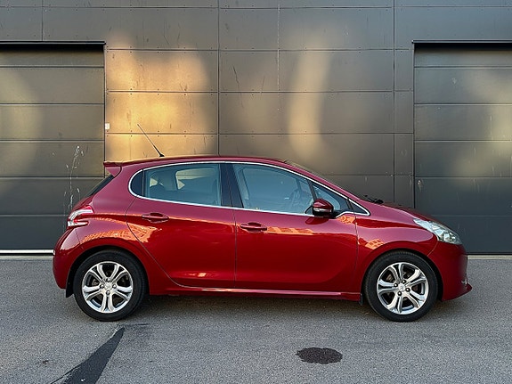 Peugeot 208 2 of 5