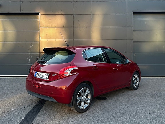 Peugeot 208 3 of 5