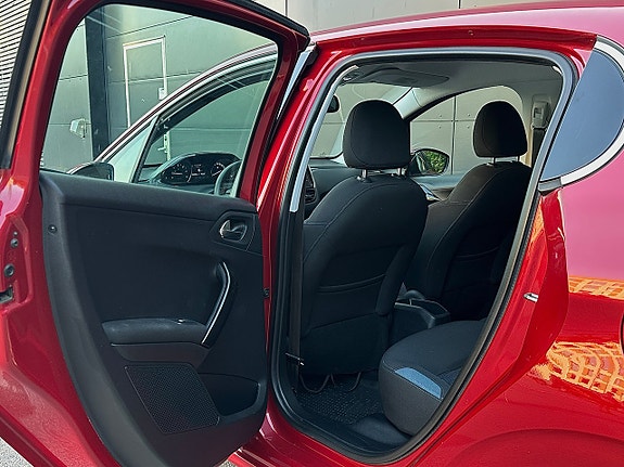 Peugeot 208 9 of 18