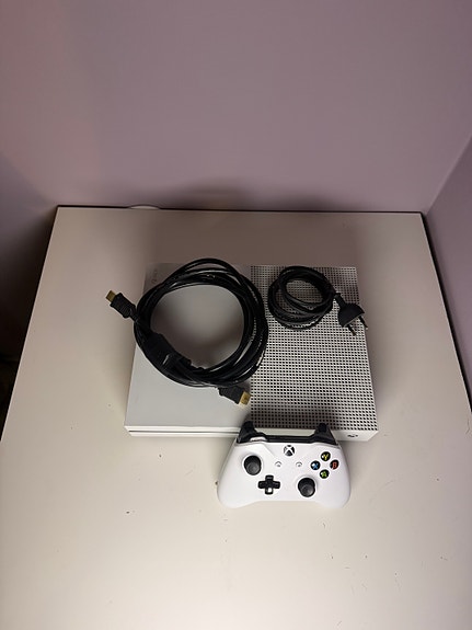 Xbox One S 500 GB – Original handkontroll + kablar image 3