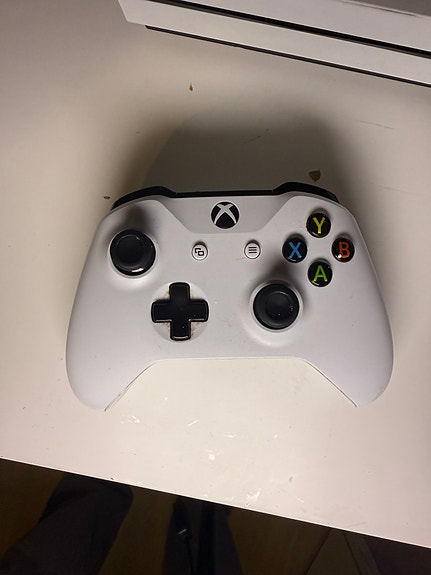 Xbox One S 500 GB – Original handkontroll + kablar image 5