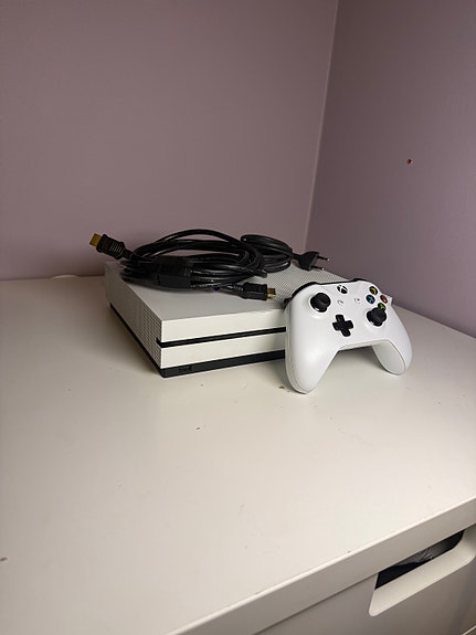 Microsoft Xbox One S 500 GB – Original handkontroll + kablar