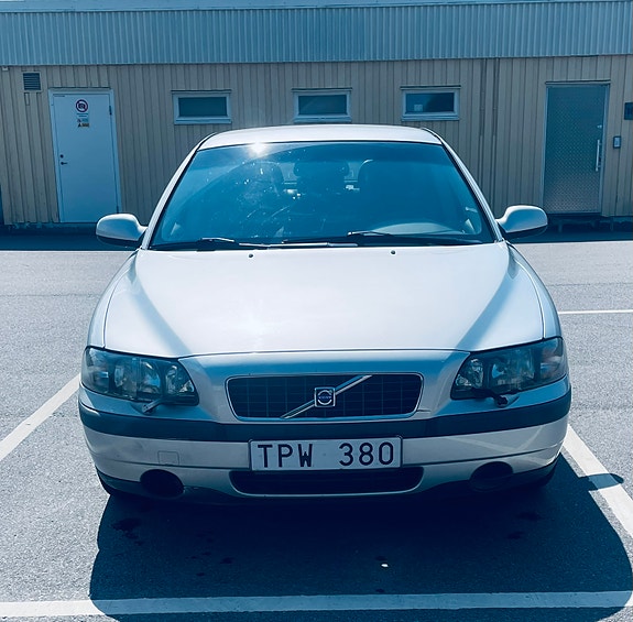 Volvo S60 2 of 5