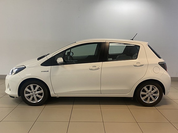 Toyota Yaris 2 of 15