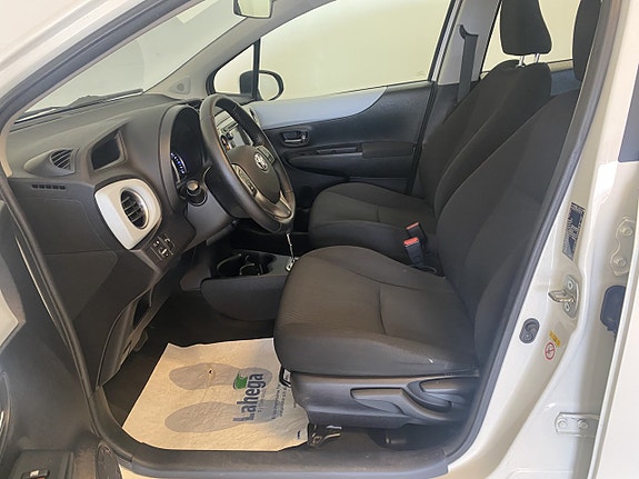 Toyota Yaris 10 of 15