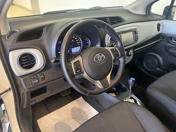 Toyota Yaris 12 of 15