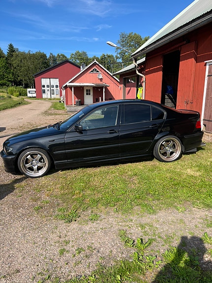 BMW 320i 3 of 5