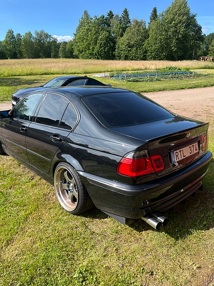 BMW 320i 4 of 5