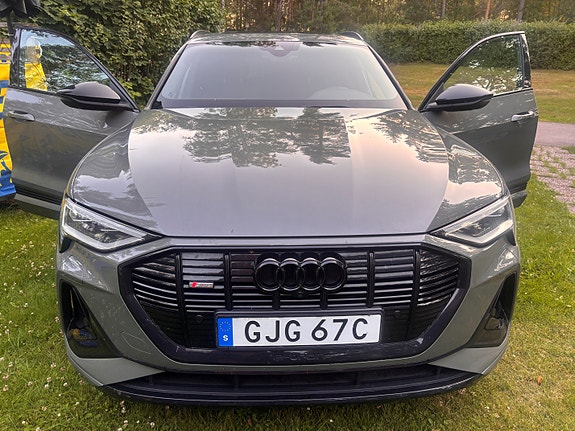 Audi e-tron 2 of 13