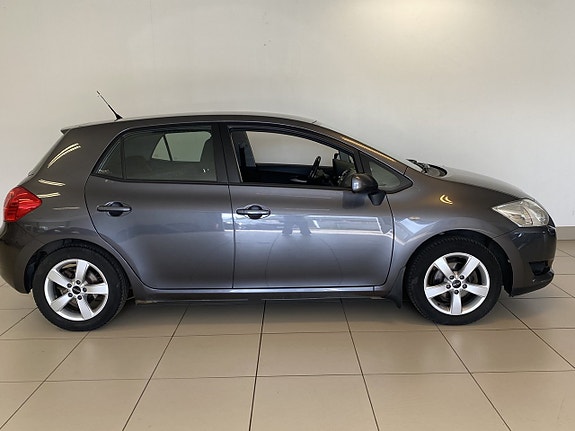 Toyota Auris 7 of 16