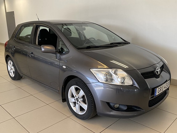 Toyota Auris 8 of 16