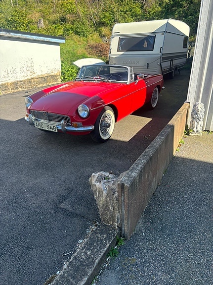 MG MGB 2 of 3