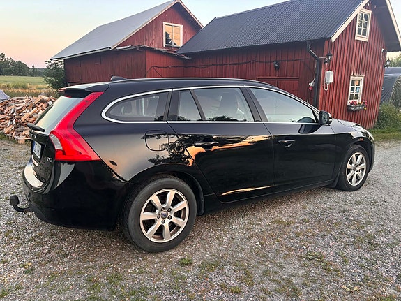 Volvo V60 2 of 5