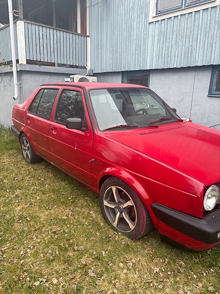 Volkswagen Jetta 2 of 5