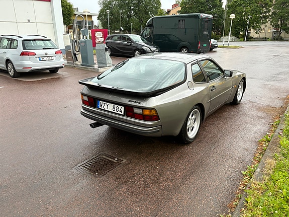 Porsche 944 4 of 5