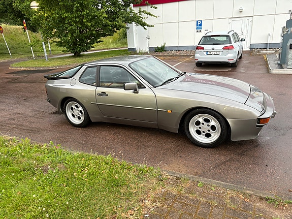 Porsche 944 3 of 5
