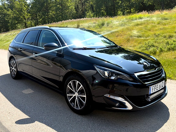 Peugeot 308 SW 2 of 5