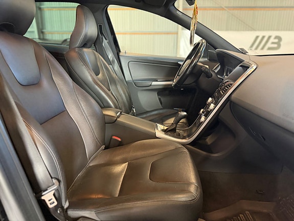 Volvo XC60 11 of 16
