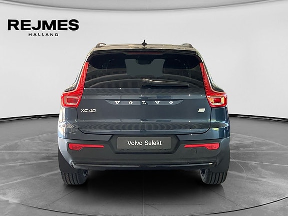 Volvo XC40 8 of 15