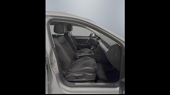 Volkswagen Passat Alltrack 10 of 26