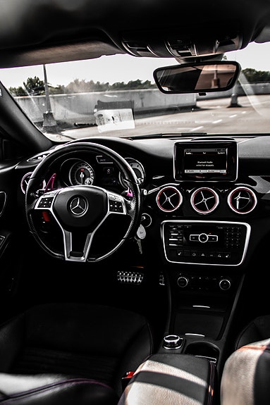 Mercedes-Benz CLA180 3 of 5