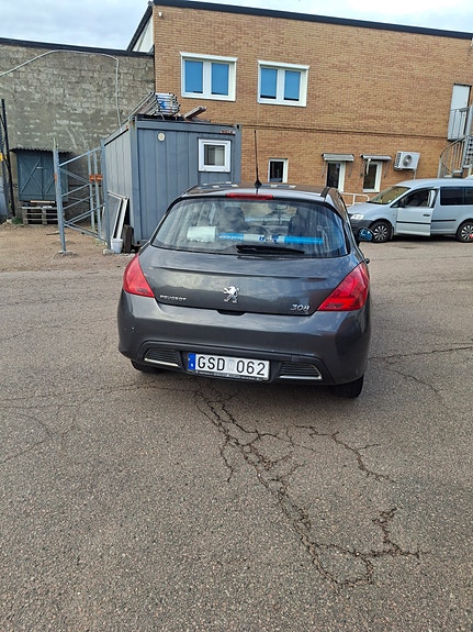 Peugeot 308 2 of 5