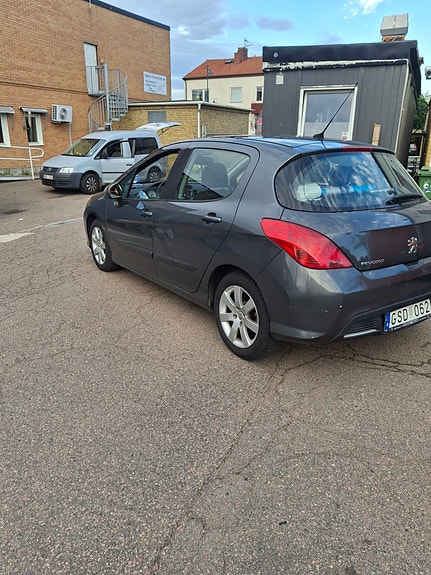 Peugeot 308 4 of 5