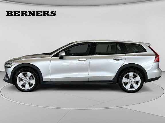 Volvo V60 Cross Country 2 of 5