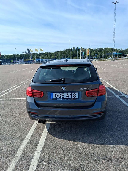 BMW 320i 4 of 5