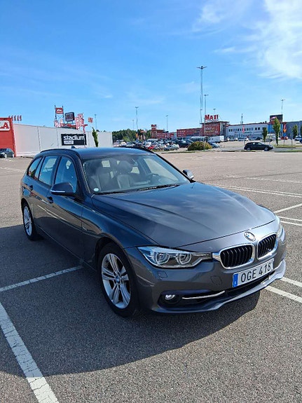BMW 320i 3 of 5