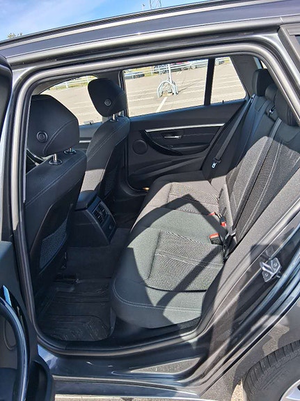BMW 320i 9 of 9