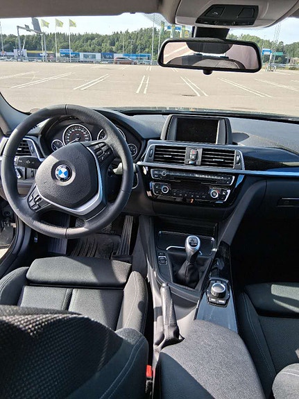 BMW 320i 6 of 9