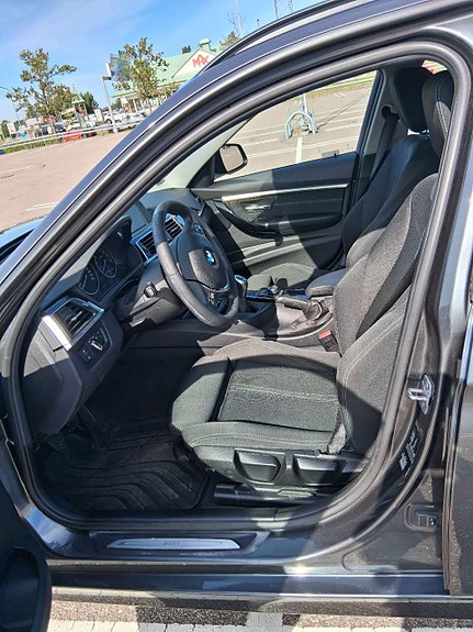 BMW 320i 7 of 9